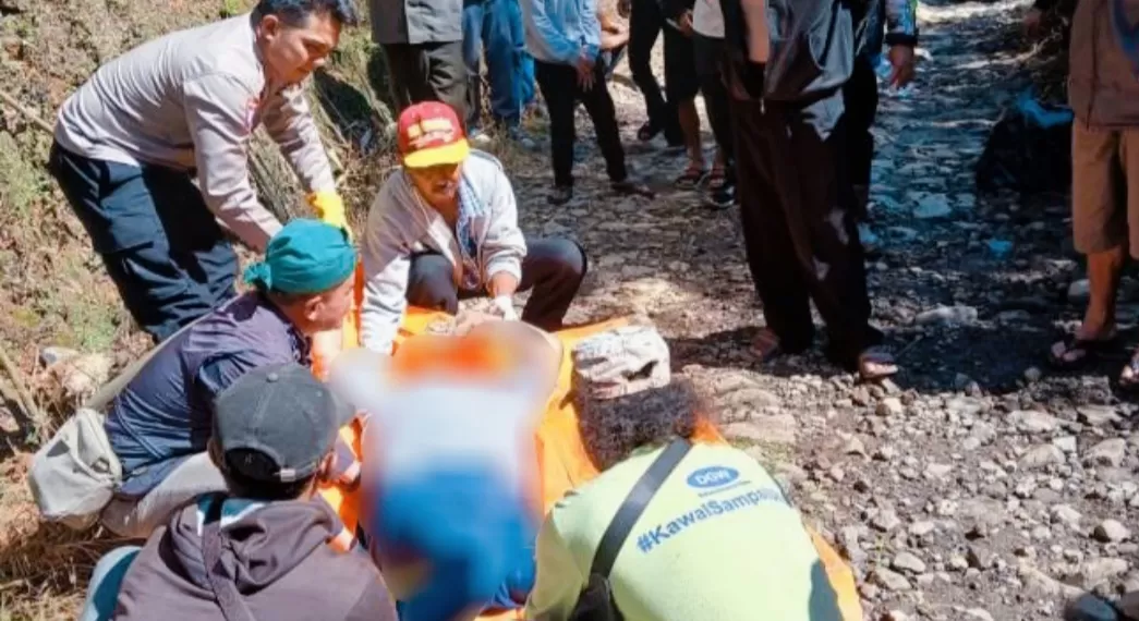 Wanita Asal Cianjur Tewas di Gegerbitung Sukabumi jenazah dievakuasi ke RSUD R Syamsudin SH (Foto : Ist)