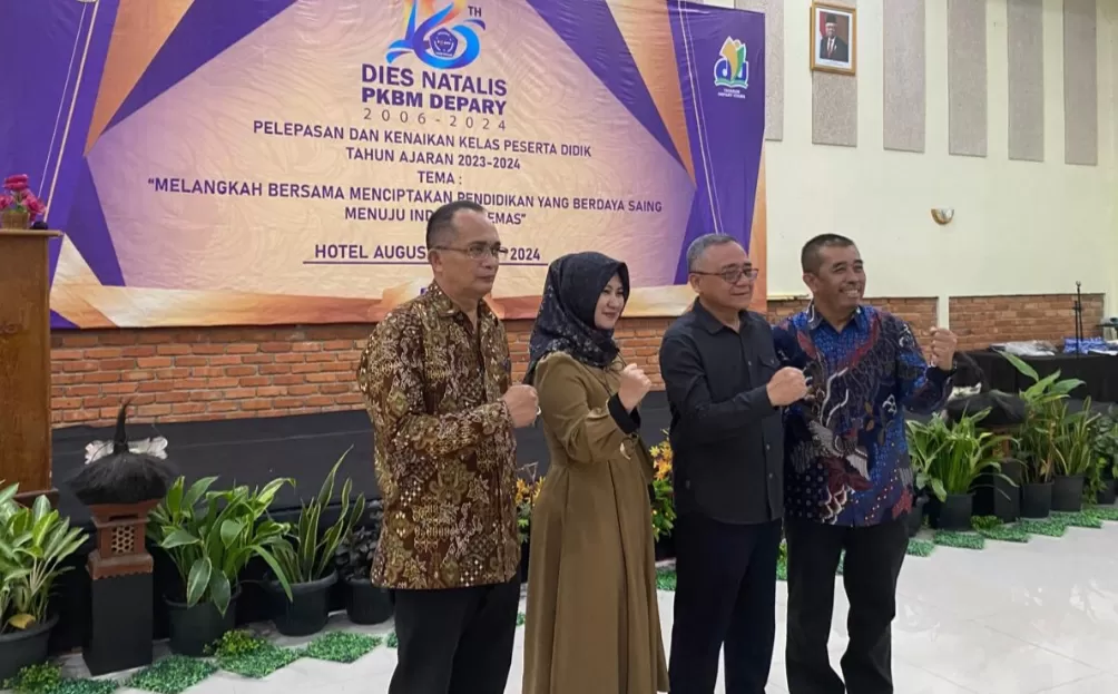 Iyos Somantri Didampingi Rastya Mutiarani Zahra Kompak di Dies Natalis PKBM Depary Sukabumi  (Isep Panji)