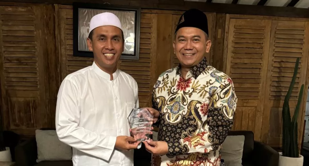 CEO Promedia Teknologi Indonesia Agus Sulistriyono menyerahkan cinderamata mata kepada Rektor Universitas KH Mukhtar Syafa'at Dr KH Ahmad Munib Syafa'at (AdaTah/Bimo)