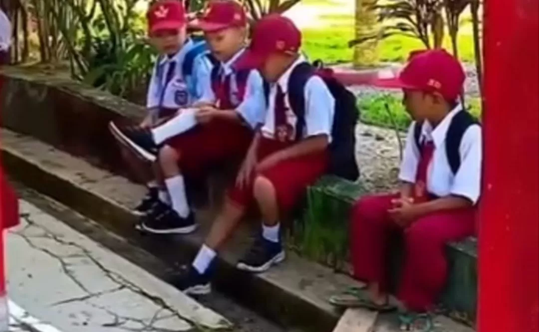 Viral Bocah di Mamuju Tengah Hari Pertama Sekolah Pakai Sendal Jepit (Tangkapan Layar)