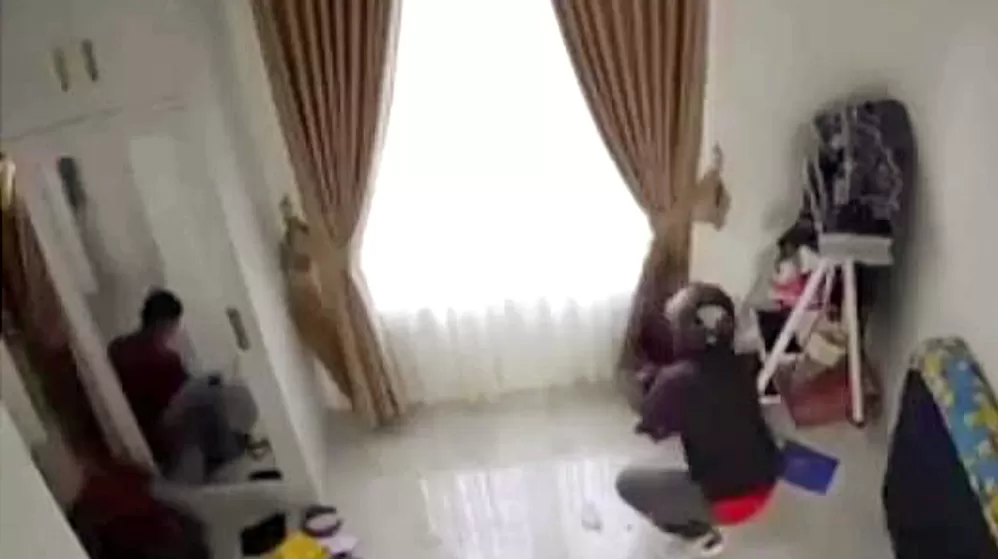 Aksi dua pencuri terekam kamera CCTV di Leuwiliang Bogor (Tangkap Layar)