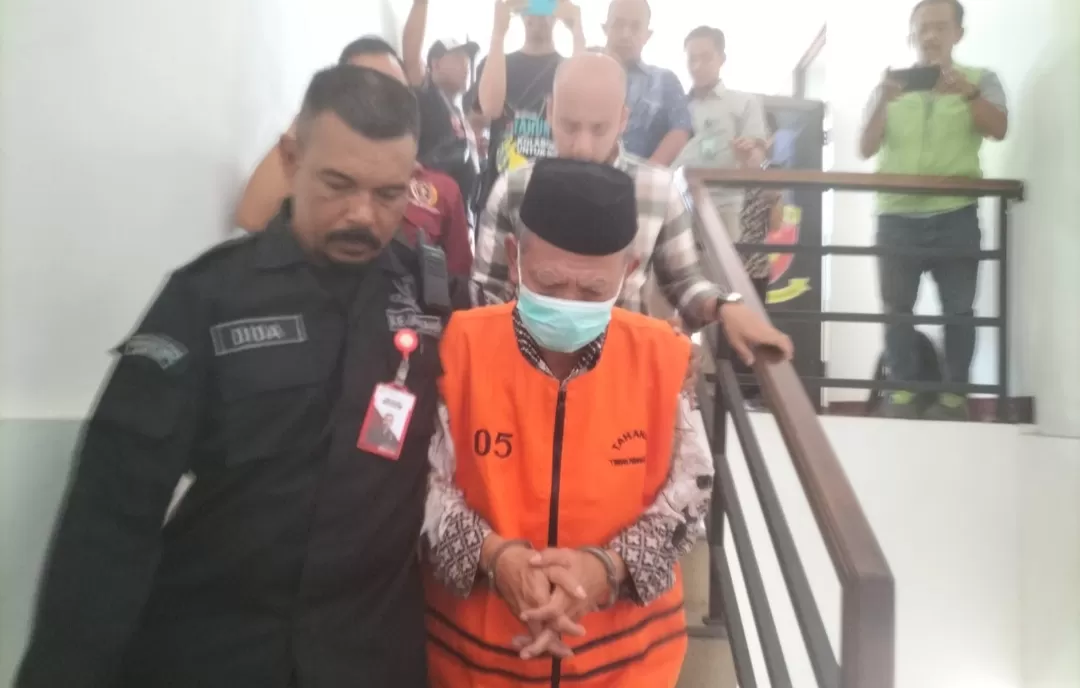 Tersangka OS digelandang Petugas ditahan di Lapas Kelas II B Warungkiara Sukabumi  (Isep Panji)