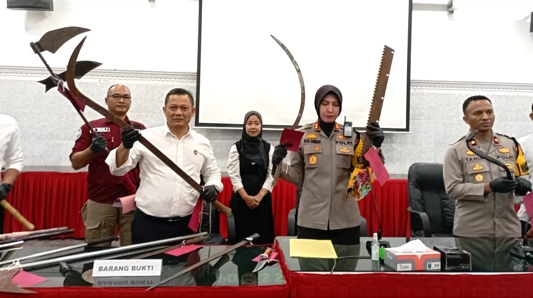 Ungkap kasus Polres Sukabumi Kota tangkap 12 anggota berandalan bermotor bersenjata lengkap yang akan tawuran  (Rapik Utama)