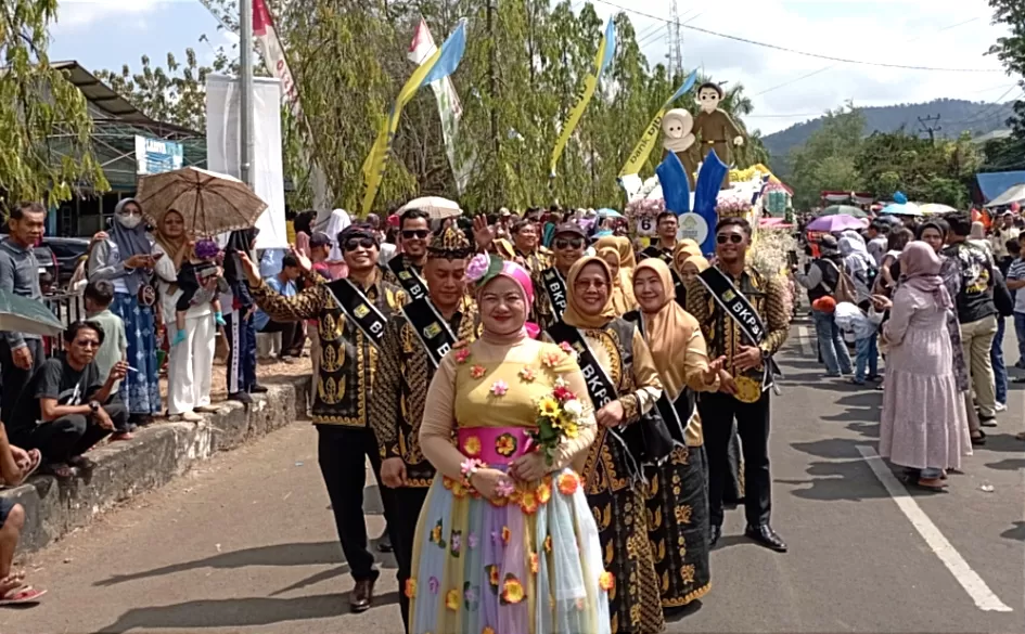Kado Istimewa HJKS 154 PNS Kabupaten Sukabumi Terima Tanda Kehormatan Satyalancana dari Presiden Jokowi  (Rapik Utama )