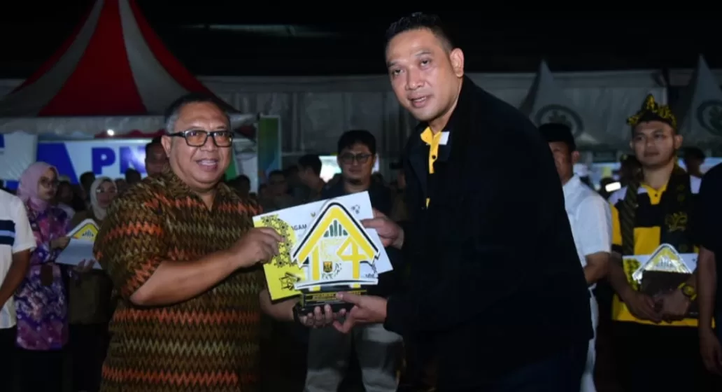 Bupati Sukabumi serahkan penghargaan stand terbaik Sukabumi Expo 2024 kepada Kepala Bapenda Kabupaten Sukabumi Herdy Somantri  (Rapik Utama)