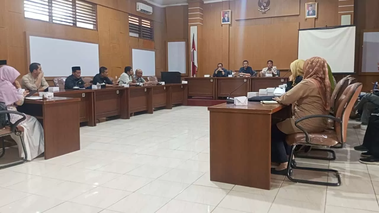 Rapat Kerja Komisi III DPRD dengan Indag dan DKUKM Kabupaten Sukabumi  (Rapik Utama)