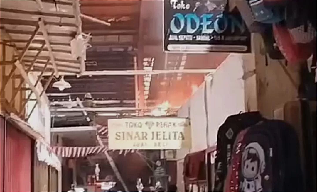Kebakaran Kios di Pasar Semi Modern Palabuhanratu  (Rudi Imelda )