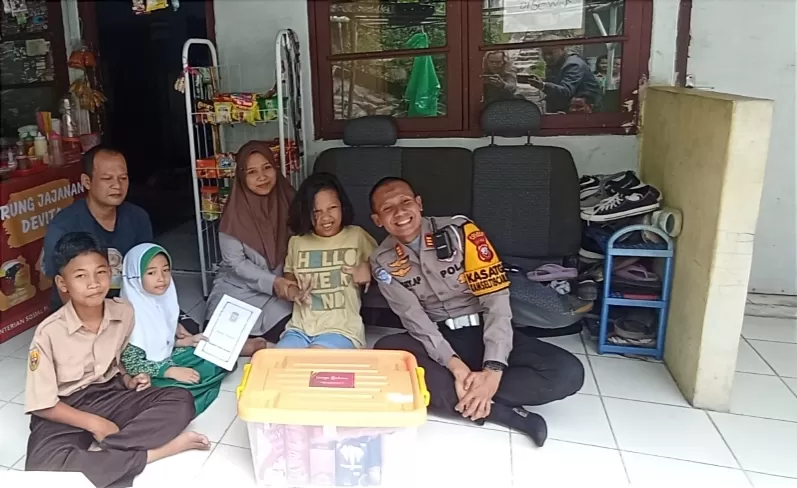 Satlantas Polres Sukabumi Santuni Devita Anak Berkebutuhan Khusus Asal Cibadak (Isep Panji)