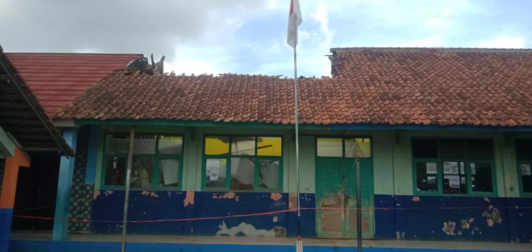 Kondisi sekolah ambruk di Kecamatan Simpenan Sukabumi belum ada upaya perbaikan (Foto : Rudi Imelda)