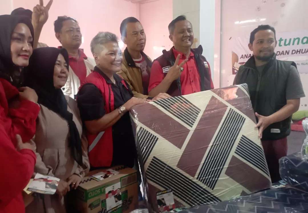 Ribka Tjiptaning salurkan bantuan kepada warga terdampak banjir bandang di dua lokasi Kota Sukabumi  (Rapik Utama)