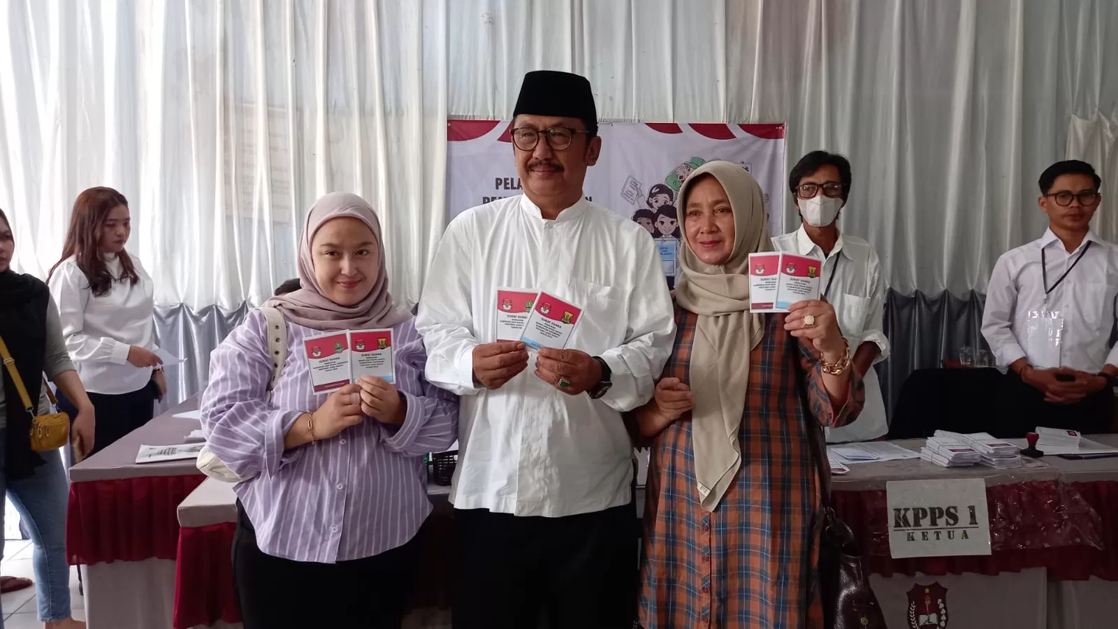 Calon Bupati Sukabumi Asep Japar Melaksanakan Pencoblosan di Padaasih Cisaat (Foto : Rapik Utama)