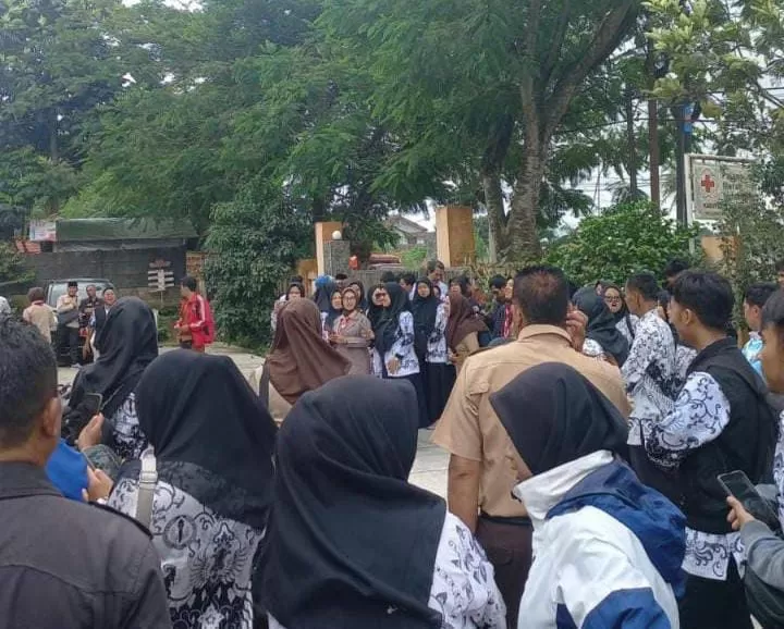 Aksi protes Guru di Sukalarang karena pernyataan Camat Sukalarang