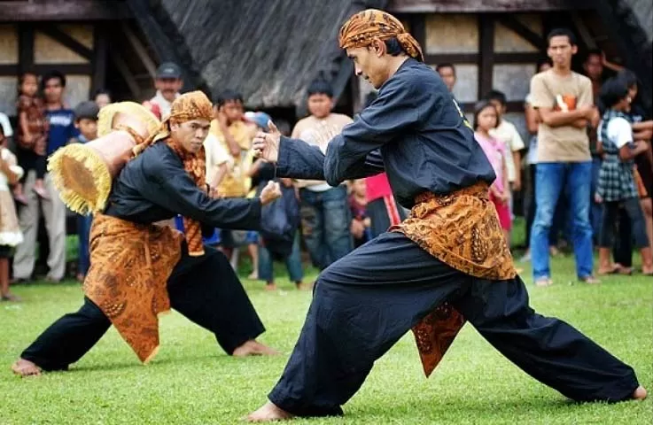 Maenpo, Cianjur yang dikenal dengan seni bela diri pencak silat dengan aliran terkenal yaitu Cikalong CImande dan Sabandar