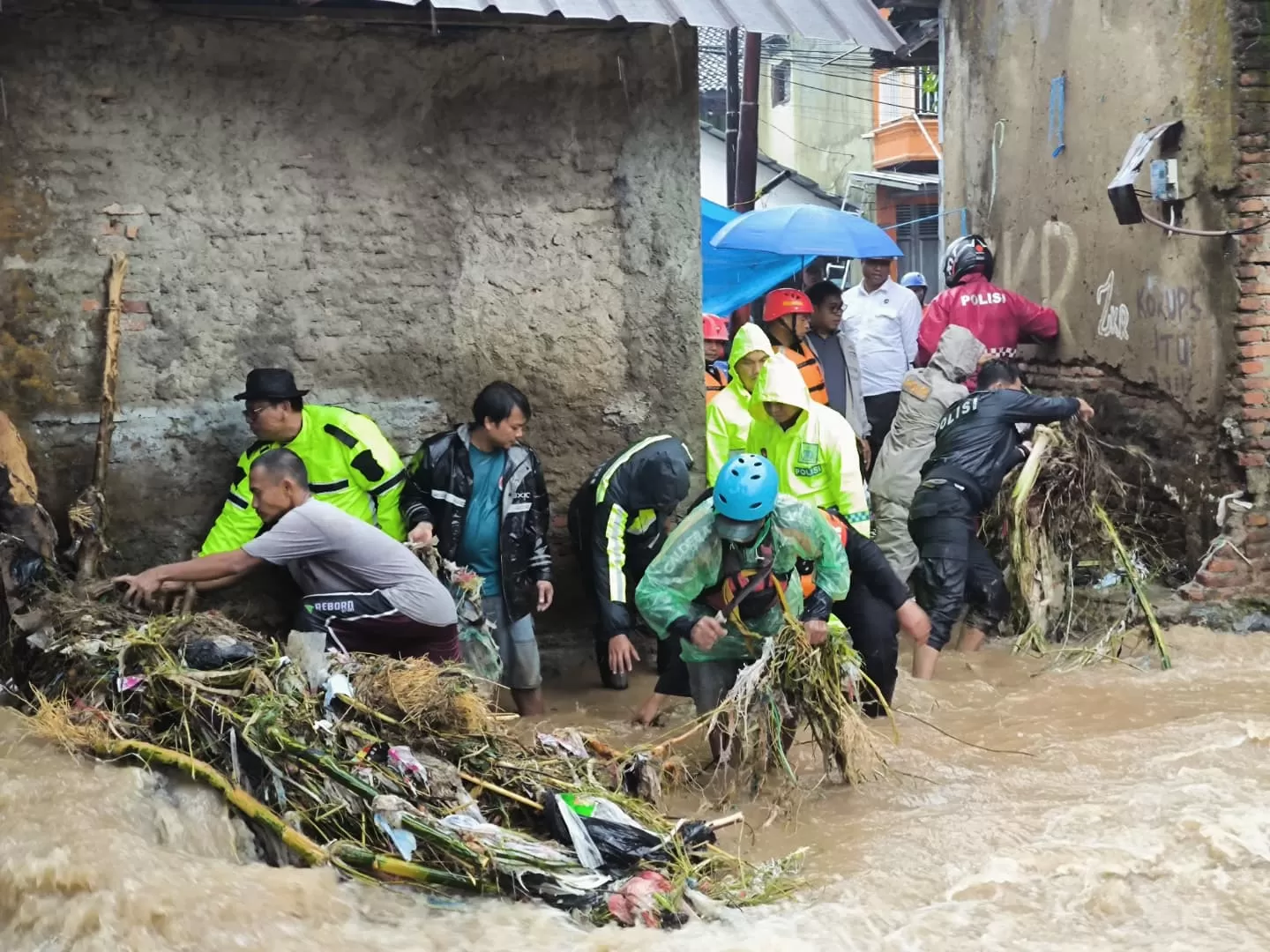 Polres Sukabumi bantu warga terdampak banjir dan longsor di Sukabumi