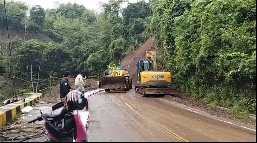 Jalan Palabuhanratu - Kiaradua Kembali Tertutup Longsor Susulan (Foto : Rudi Imelda)