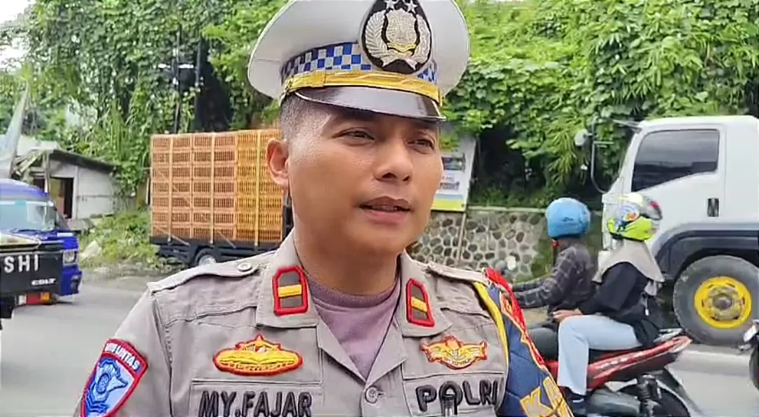 Kanit Gakkum Satlantas Polres Sukabumi,  IPDA M Yanuar Fajar, beberkan kronologi kecelakaan yang menewaskan ibu muda yang tengah hamil 4 bulan (Foto : Isep Panji)