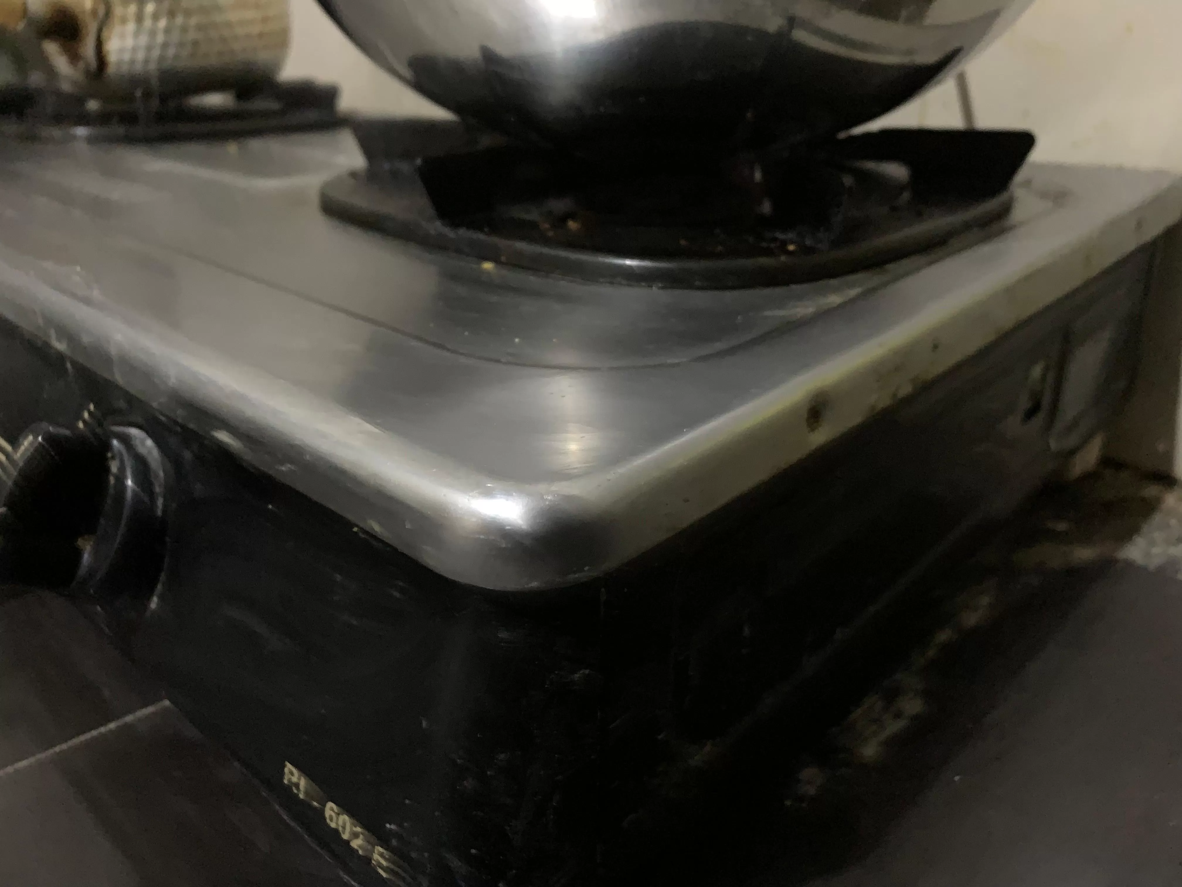 5 Cara Cepat dan Mudah Membersihkan Kerak Membandel di Tatakan Kompor