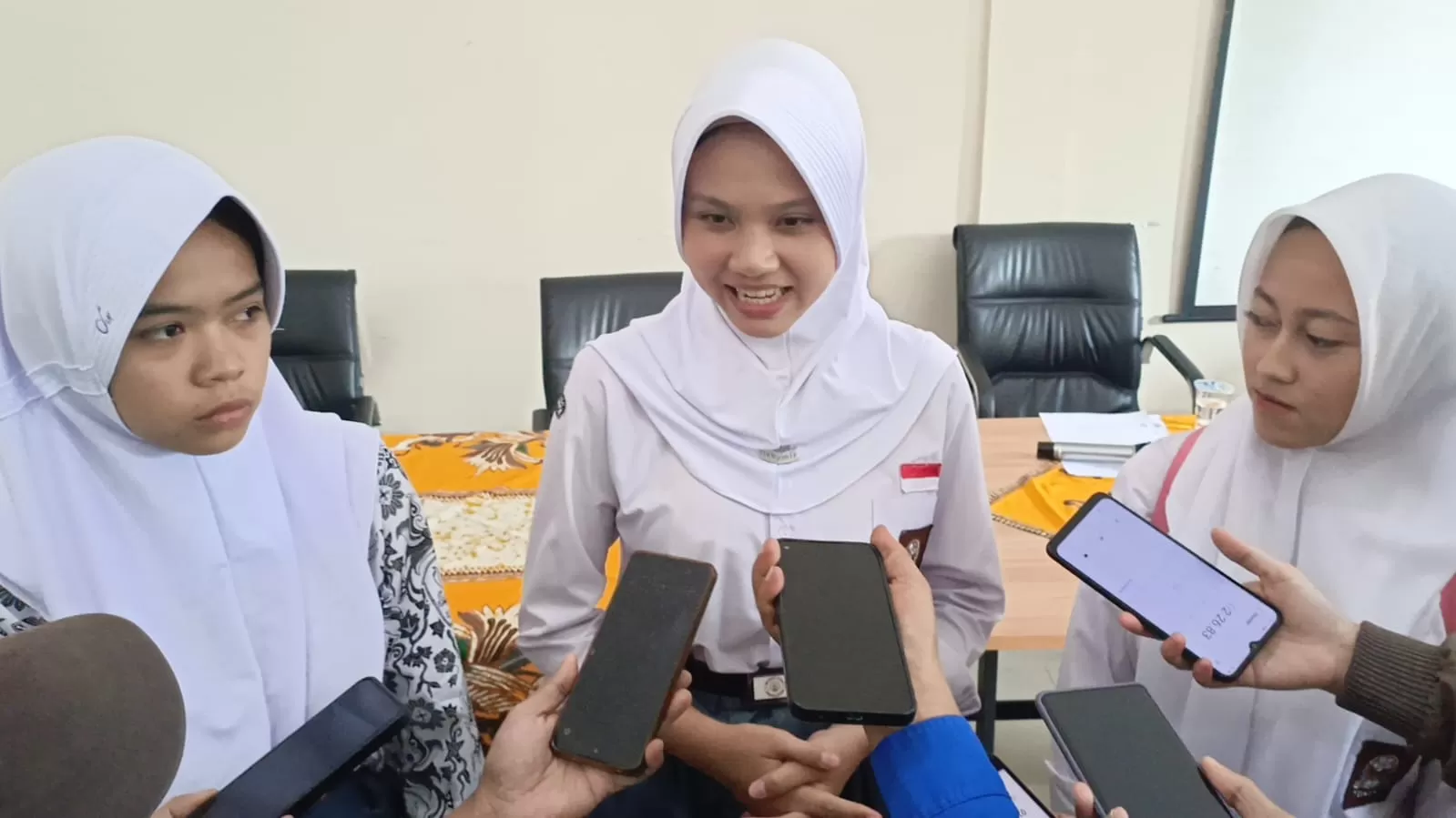 Pelajar korban bencana Sukabumi berbagi kisah pilu: kehilangan rumah, perlengkapan belajar, hingga perjuangan tetap bersekolah (TatarMedia.ID-Rapik Utama)