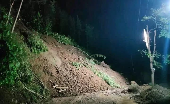 Longsor Susulan Tutup Total Jalan Bagbagan-Kiaradua, Evakuasi Kembali Terhambat, Sabtu 28/12/2024 (Foto : TatarMedia.ID - Rudi Imelda)