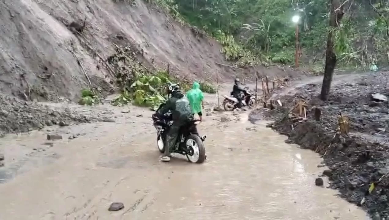 Hujan Deras Picu Longsor Susulan di Ruas Jalan Bagbagan-Kiaradua, Warga Diimbau Tidak Melintas (TatarMedia.ID - Rudi Imelda)