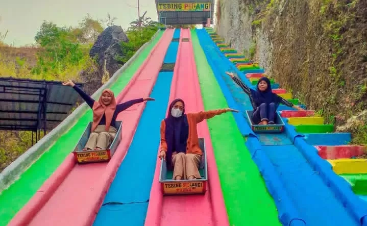 Tebing Pelangi Tuban, adalah salah satu rekomendasi wisata hiburan yang menarik untuk dikunjungi bersama orang-orang tersayang. (Instagram) (Puspitawati )