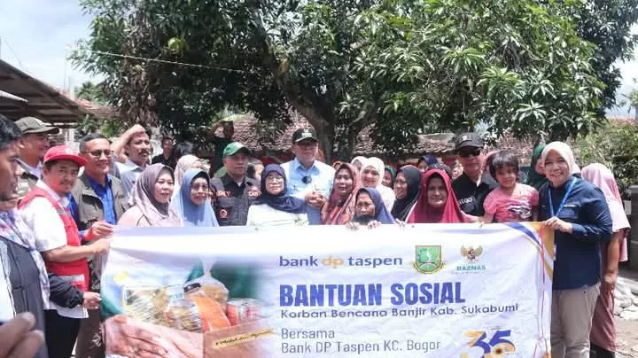 Wakil Bupati Sukabumi, Iyos Somantri, bersama Penjabat (Pj) Walikota Sukabumi, Kusmana Hartadji, menyalurkan bantuan kepada korban bencana di Kampung Cibuhung, Desa Mangunjaya, Kecamatan Bantargadung,