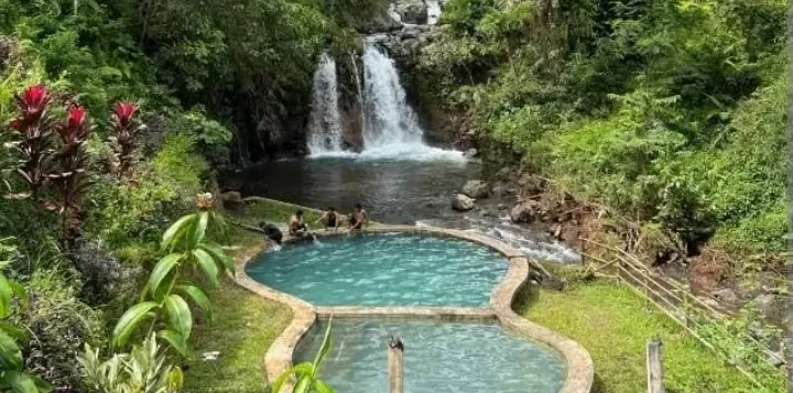 Wisata Alam Nyegerin? Di Mana Lagi Jika Bukan  Air Terjun Babak Pelangi. (Wisatahits) (Puspitawati )