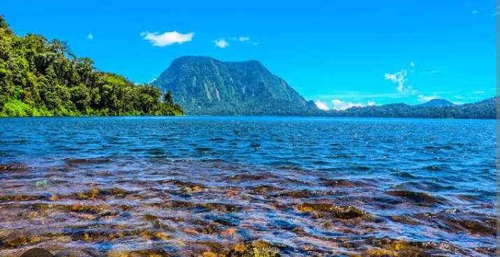 Danau Gunung Tujuh adalah destinasi wisata menarik bagi para pecinta alam. (Atourin) (Puspitawati )