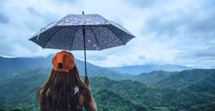 Liburan di Musim Hujan? Jangan Khawatir, Berikut Daftar Barang Bawaan yang Wajib di Bawa. (Traveloka) (Puspitawati )