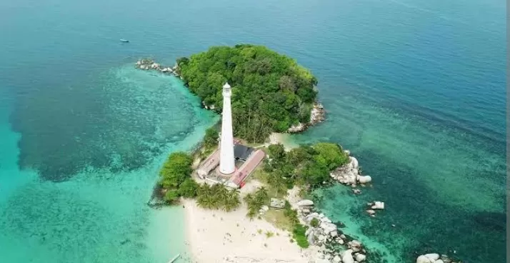 Pulau Lengkuas adalah destinasi yang sempurna bagi kamu yang ingin menikmati keindahan alam, sejarah, dan petualangan dalam satu paket. (Labiru Tour) (Puspitawati )