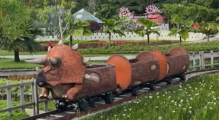 New Small Word merupakan destinasi wisata yang akan sangat disayangkan jika kamu lewatkan. (Instagram) (Puspitawati )