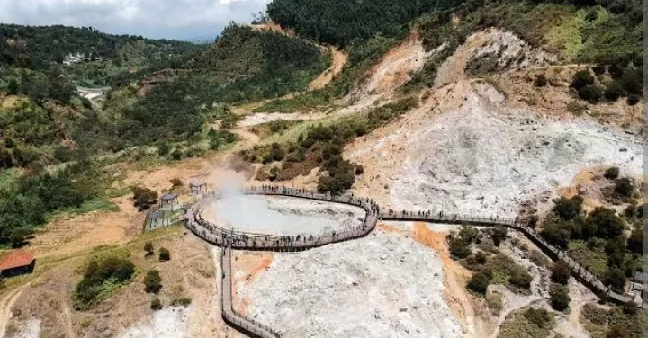 Kawah Sikidang adalah destinasi wisata yang menawarkan pengalaman berbeda, dan tak terlupakan. (Dieng Exposure) (Puspitawati )