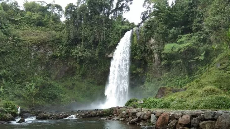 Air Terjun Sigerincing adalah destinasi yang wajib dikunjungi, bagi Anda yang mencari keindahan alam yang masih asli. (Pergiyuk) (Puspitawati )