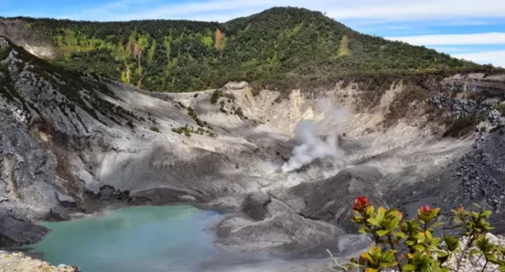 Kegiatan seru berlibur di Tangkuban Perahu (rainbow rent car) (Puspitawati )