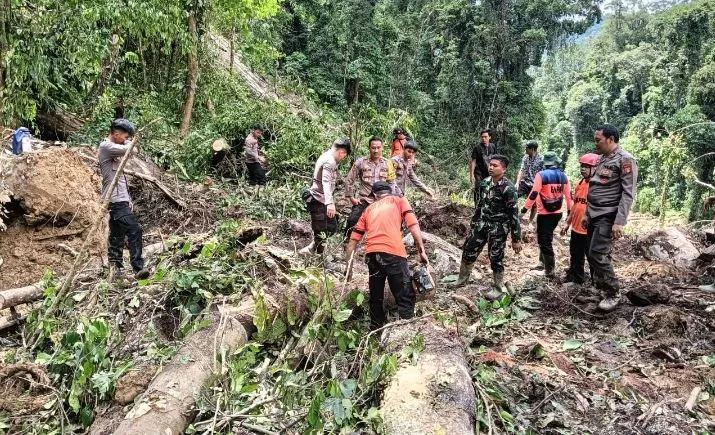 Upaya Pencarian Korban Tertimbun Longsor yang Merupakan Penambang Emas Tradisional (Dok Polres Gunung Mas)