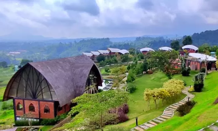 Keseruan Wisata Alam Sevillage Puncak (Wisatahits) (Puspitawati )