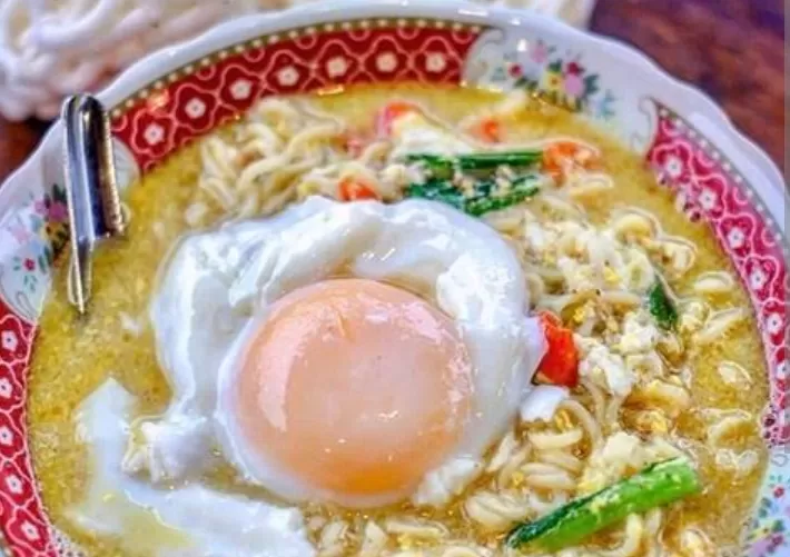 Jangan makan mie instan dengan telor! Kenapa ya? Yuk simak ulasannya di sini. (Instagram @makankenyang) (Puspitawati )