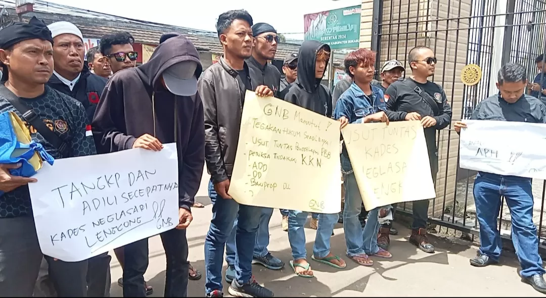 Kades di Sukabumi Diduga Korupsi Ratusan Juta, Warga Demo Kejaksaan Beberkan Kelakuan Kepala Desa (Foto : Isep Panji)