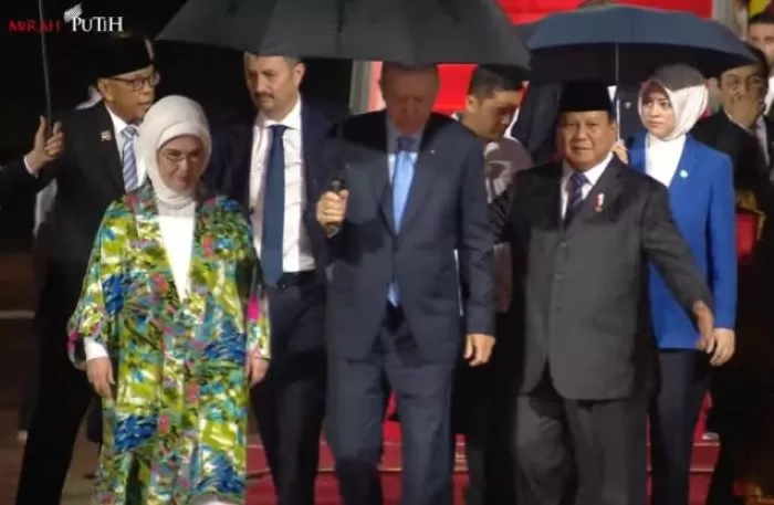 Di tengah rintik hujan, Prabowo menyambut Erdogan di Bandara Halim Perdanakusuma. (11/2/25)