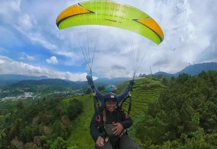 Keseruan Paralayang Puncak Bogor (Instagram) (Puspitawati )
