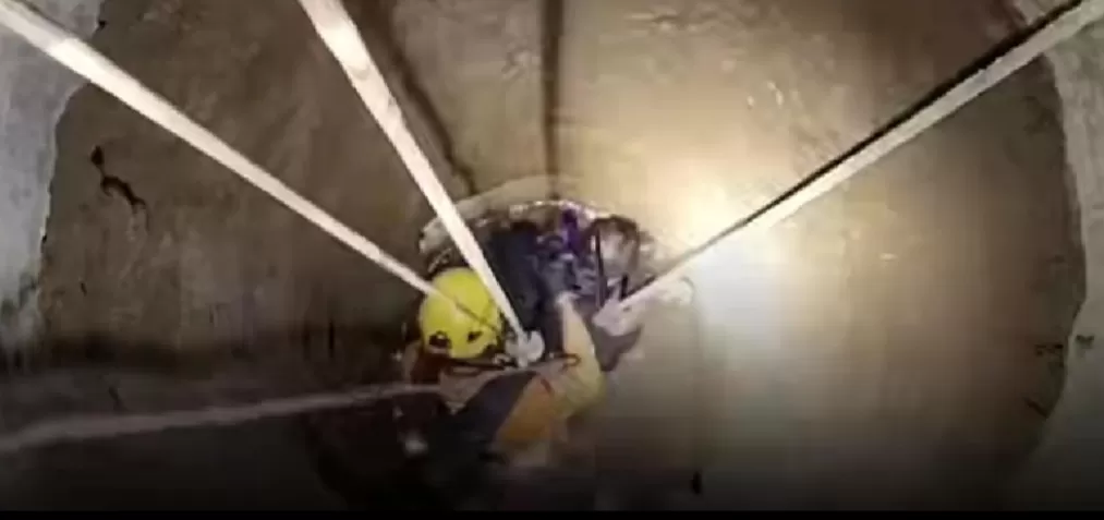 Evakuasi korban dari dalam sumur sedalam 12 meter (Rudi Imelda)