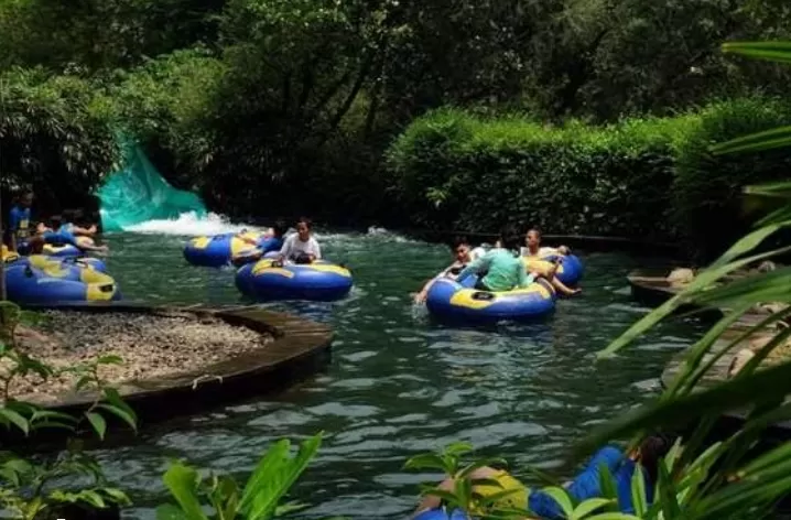 Waterboom Lippo Cikarang (Traveloka) (Puspitawati )