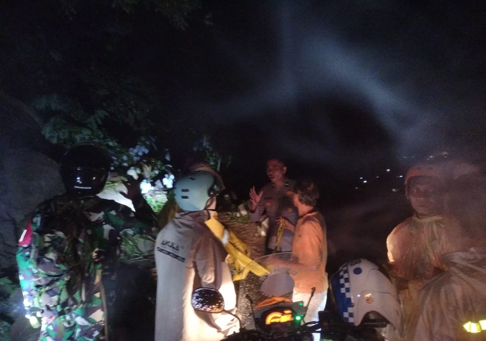 Hujan Deras Picu Longsor di Garut, Arus Lalu Lintas Sempat Lumpuh (23/2/25)