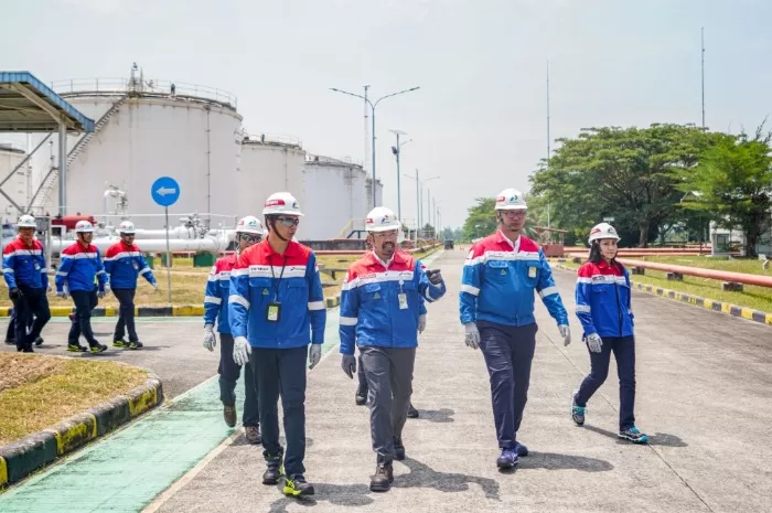 Potret Dirut Pertamina sekaligus tersangka kasus dugaan korupsi minyak mentah, Riva Siahaan (tengah paling depan). (Dok. Pertamina&nbsp;Patra&nbsp;Niaga)