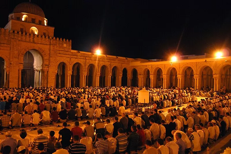 Keutamaan melaksanakan sholat tarawih di bulan Ramadan (Wikipedia) (Puspitawati )