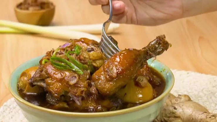 Menu buka puasa hari ini membuat semur ayam lezat  (Puspitawati )