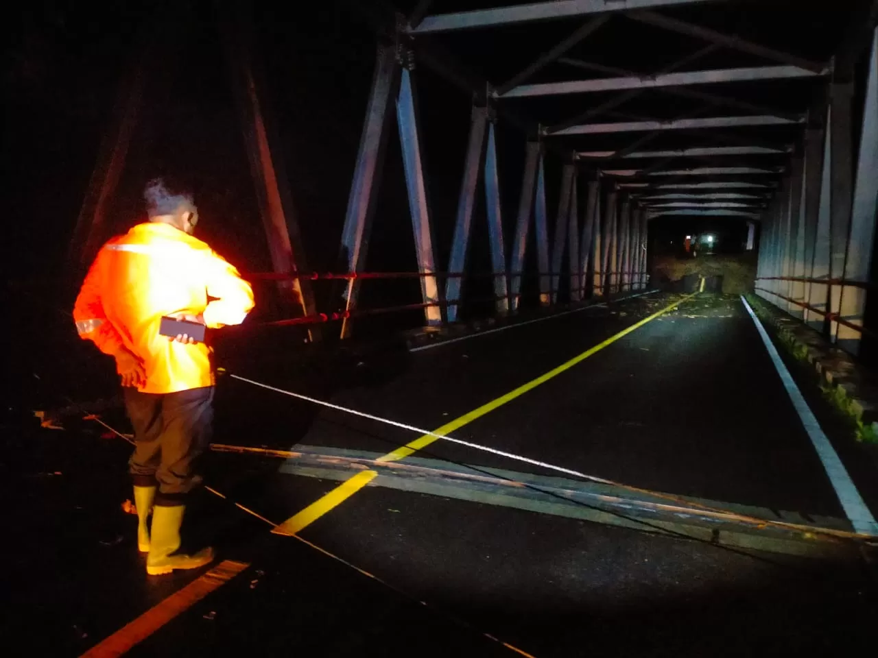 Longsor dan banjir di Sukabumi membuat Jembatan Bojongkopo roboh, akses jalan nasional lumpuh, listrik dan jaringan seluler terganggu. Kamis (6/3/25)