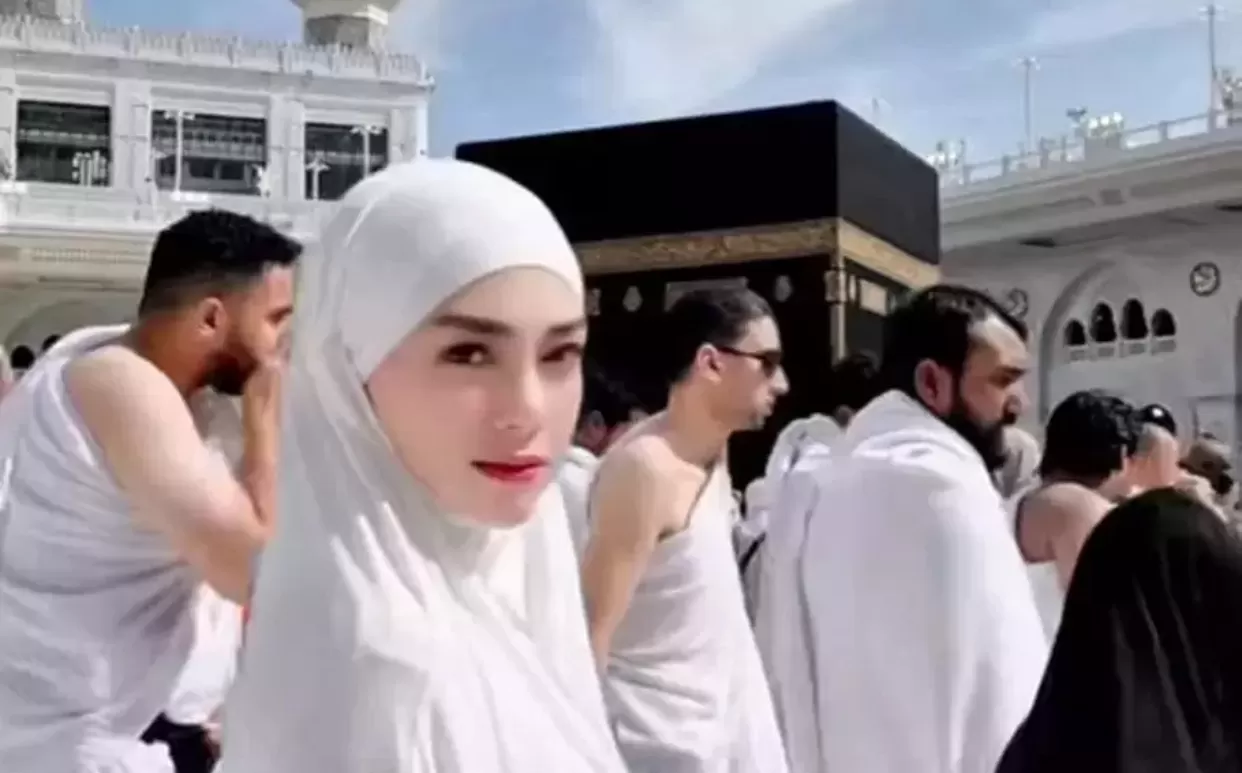 Resmi mualaf, Celine Evangelista bagikan momen di tanah suci  (Puspitawati )