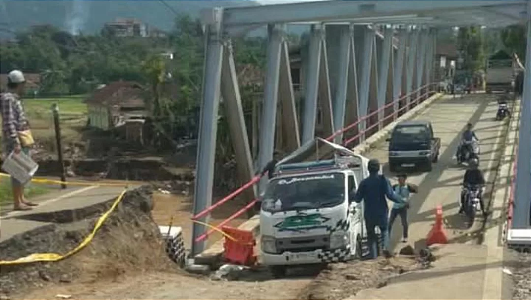 Pungli! Ada Tarif Untuk Bisa Melintas Jembatan Bojongkopo Sukabumi Oknum Manfaatkan Bencana (Tangkapan Layar)