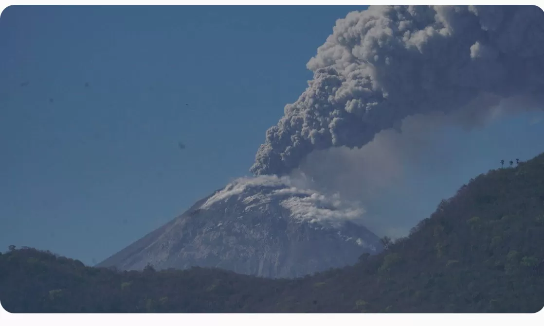 Meletusnya Gunung Lewotobi di NTT (dompet dhuava) (Puspita )